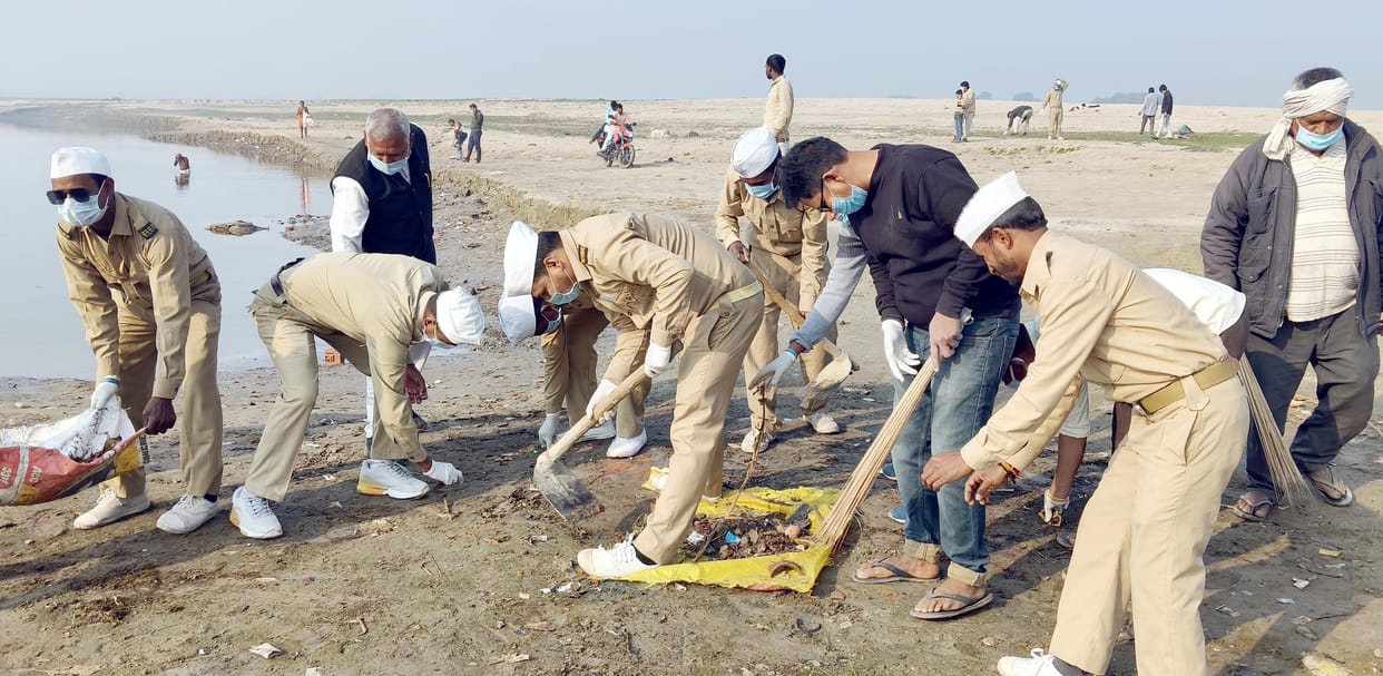 Volunteers of the Nirankari community gathered to clean ponds and ghats