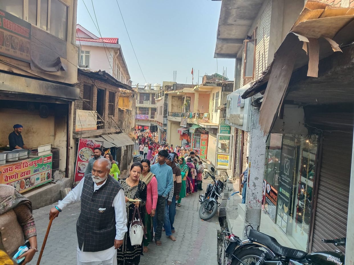 20,000 devotees paid obeisance at the shrine of Maa Chintpurni.