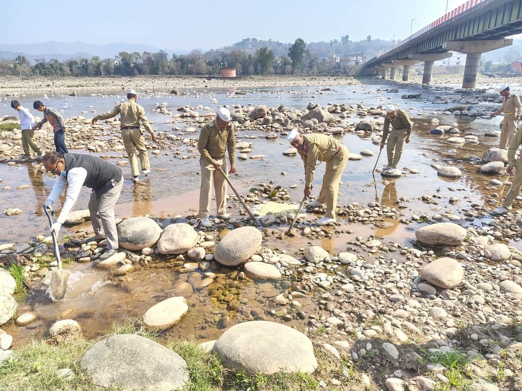 श्रोत संवाद फोटो :- नौशेरा में संत निरंकारी मिशन के तहत मनावर तभी नौशेरा के तट पर चला सफाई अभि
