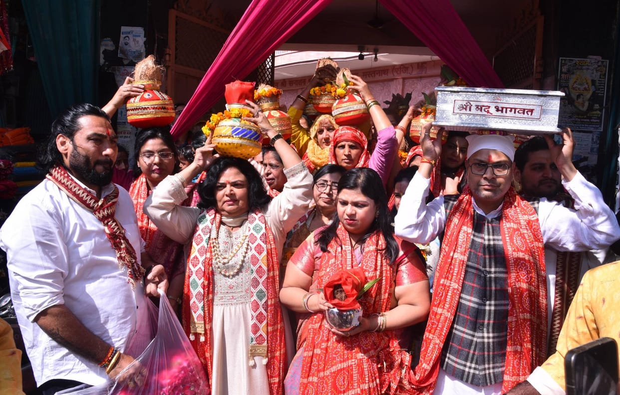 Kalash Yatra was taken out at the beginning of Katha Mahotsav.
