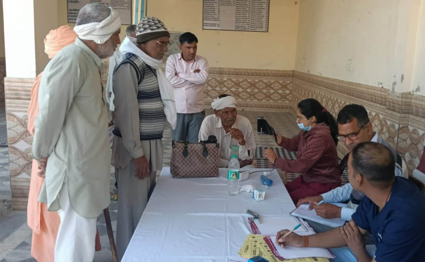 शिविर में जांच के लिए पहुंचे ग्रामीण। संवाद