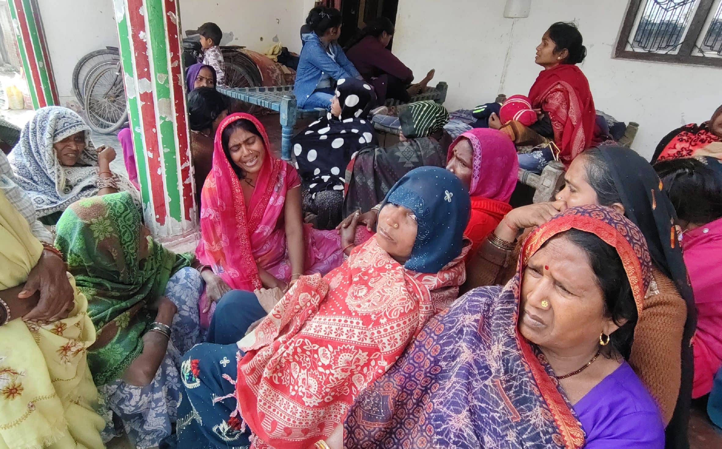  शिवरतनगंज के बसंतपुर गांव में गमगीन मृतक के परिजन। संवाद