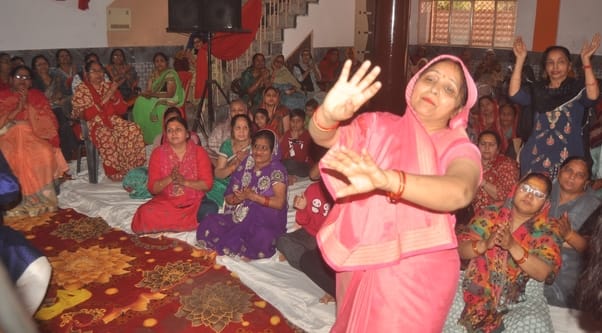 Devotees danced to the hymns after hearing the story of Shiva-Parvati's marriage.