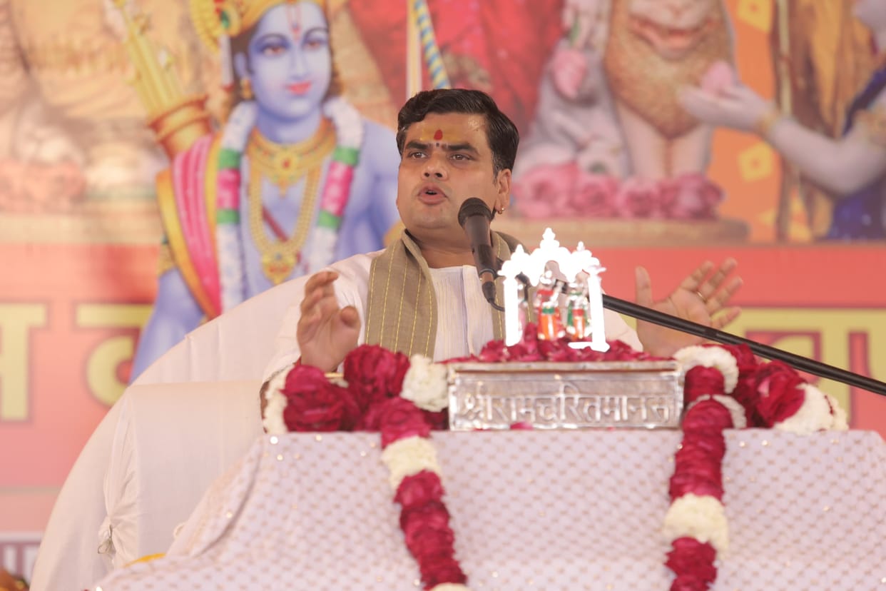Crowds of devotees gathered to listen to the story of Ram's birth.