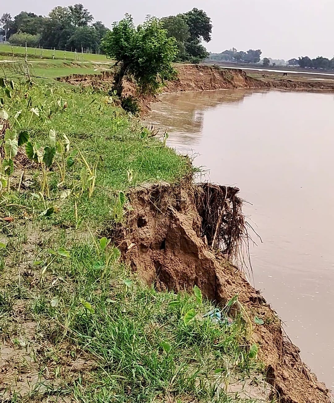 10.16 crore will be spent on two embankments on the Garra river in the Dadraul area.