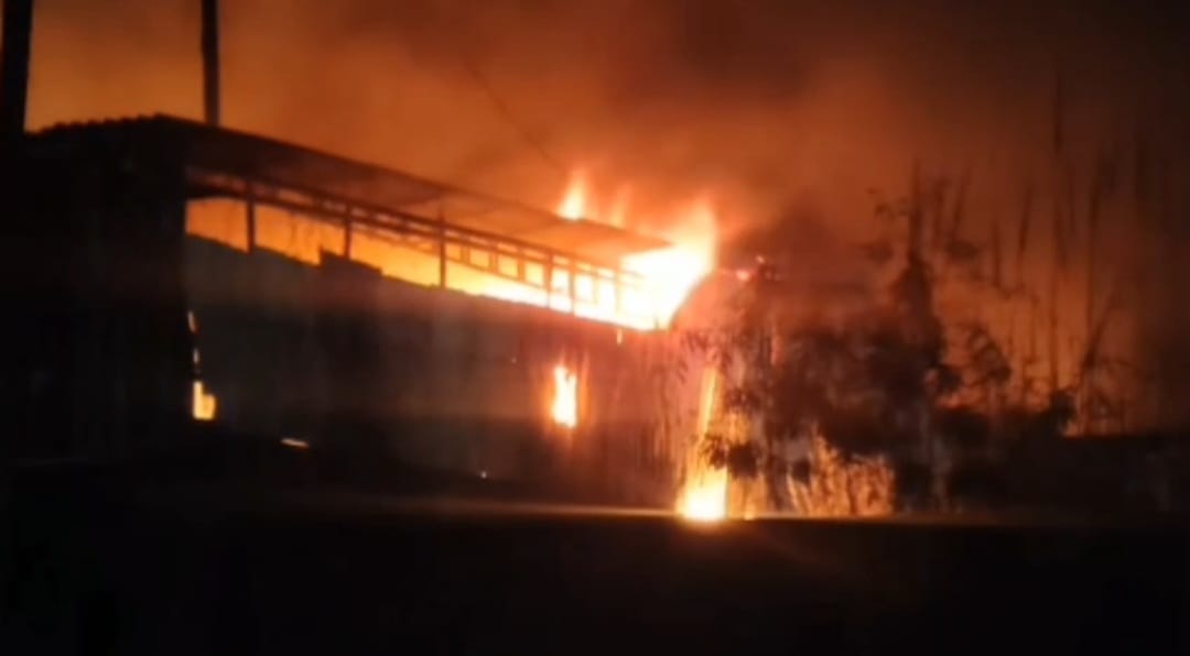 A massive fire broke out in two factories in Dhaulana, with the fire brigade trying to douse it.
