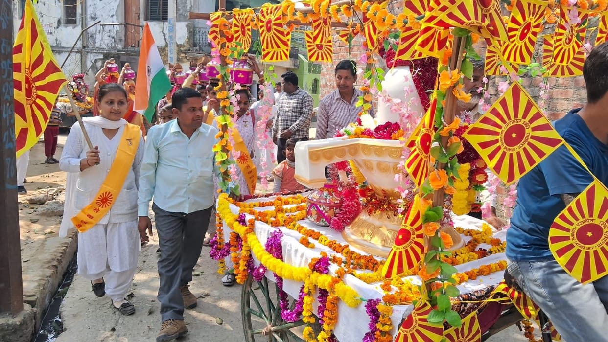 Prabhat Pheri taken out with hoisting of Shiv flag