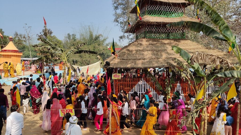 Devotees gathered to circumambulate the Shri Vishnu Mahayagna Shala.