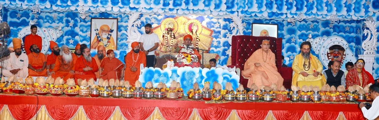 Swami Avdheshanand Giri blessed the devotees.