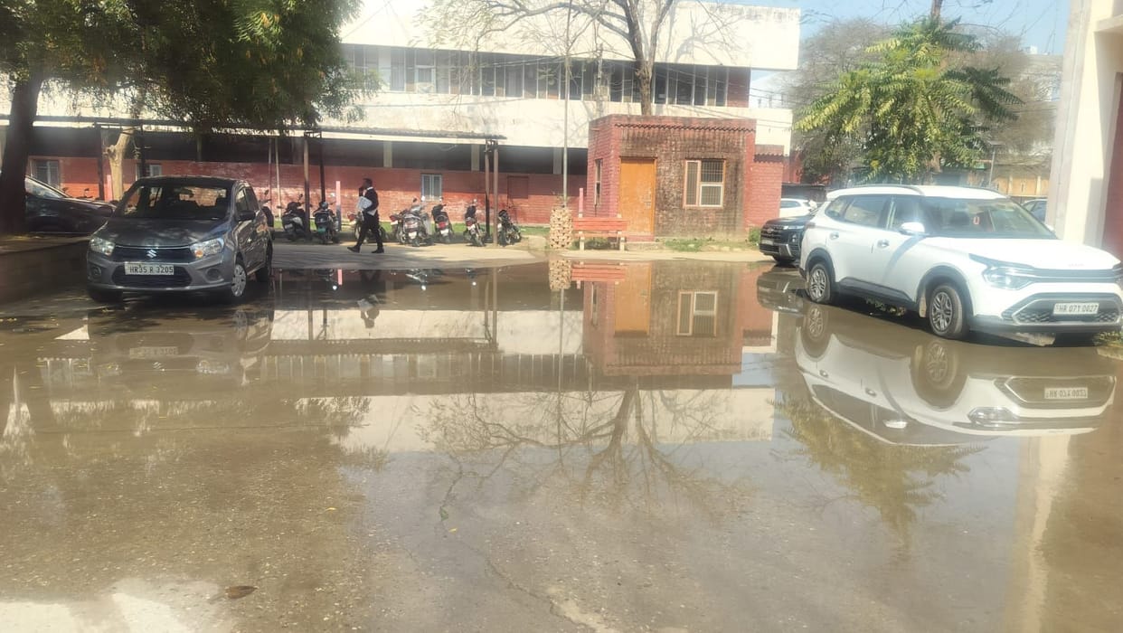 Sewerage overflows at the Mini Secretariat, waterlogging in the premises