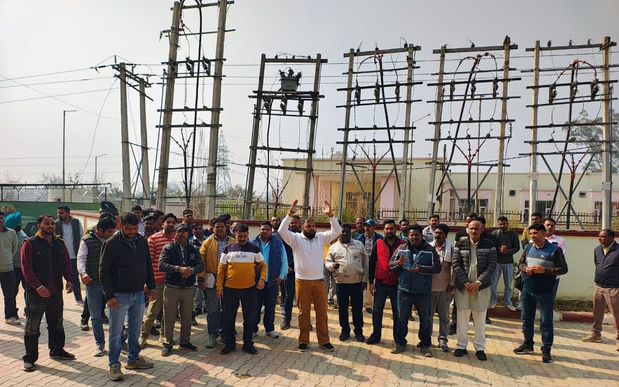 Electricity workers protest, work halted for two hours