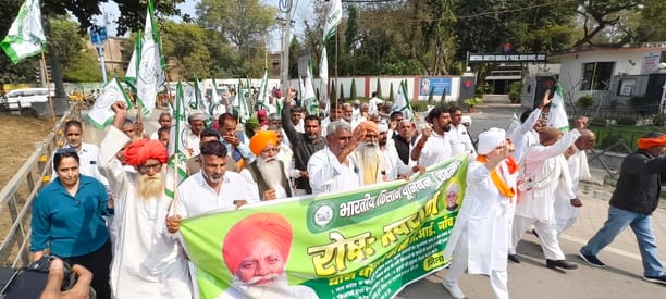 Farmers surround Mini Secretariat demanding cancellation of US trade deal