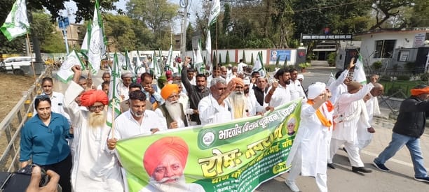 भारतीय किसान यूनियन के सदस्य रोष प्रदर्शन करते हुए। संवाद