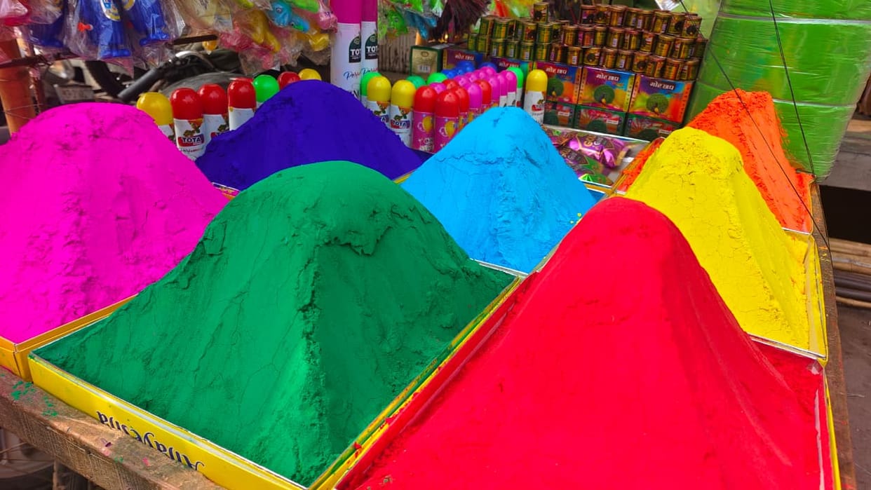 Jhansi: Colours can not only cause eye injuries but can also impair vision