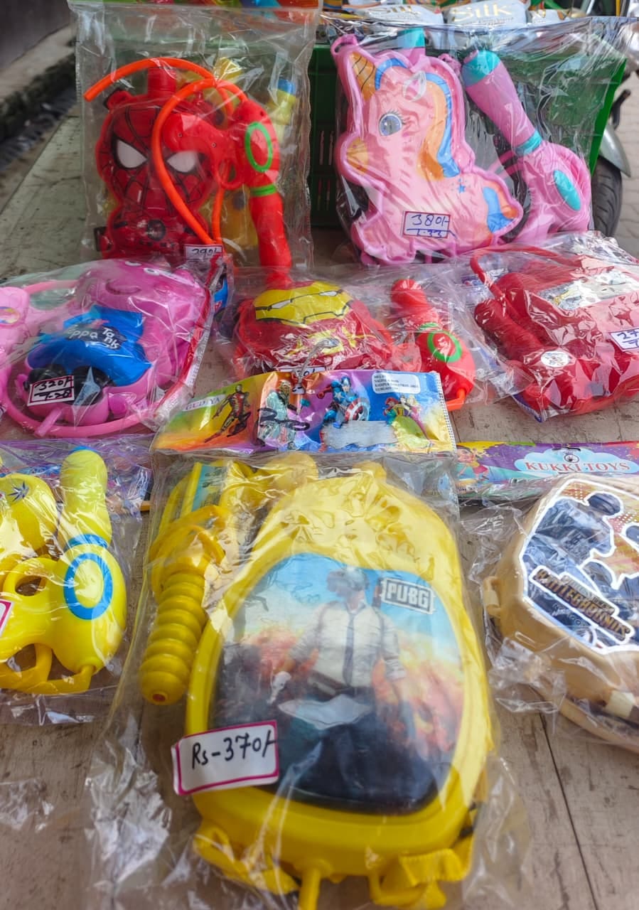 Little hands ready to splash colors with Hulk and Spider-Man, market also decorated