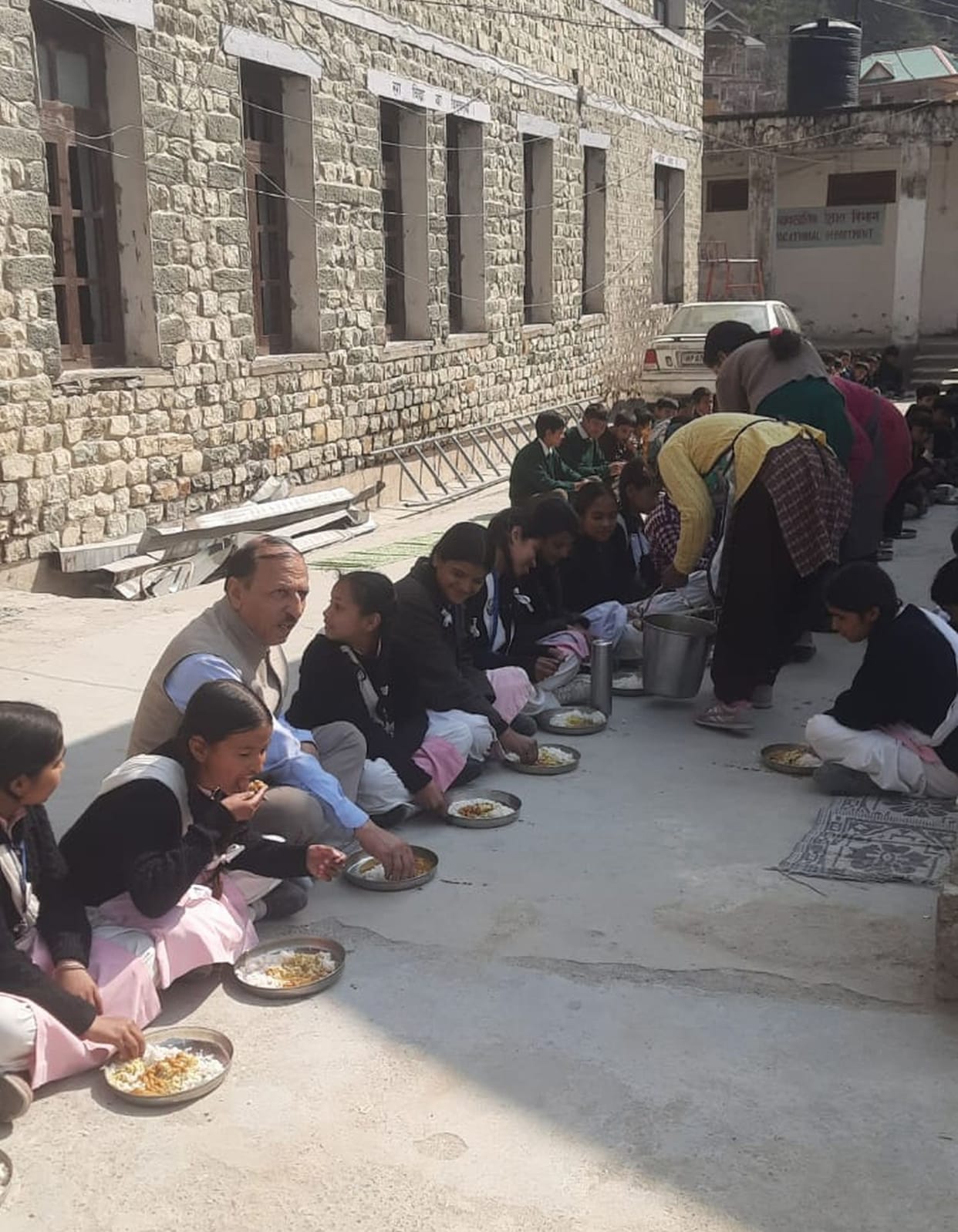 The Chairman of the State Food Commission ate mid-day meal with the children.