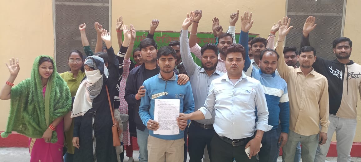 Employment servants and Panchayat assistants demonstrated in the block premises.