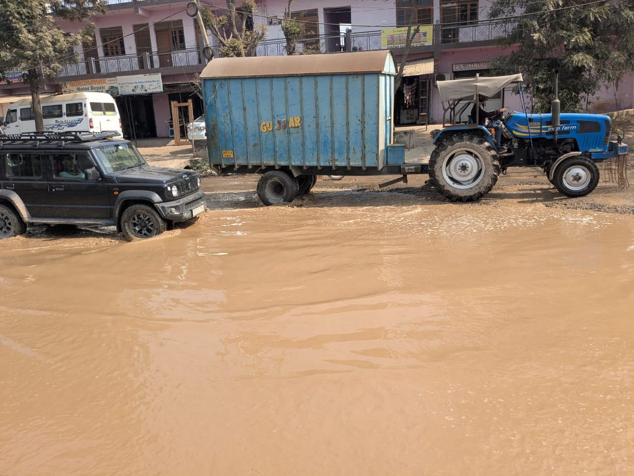 Drains blocked near Shivalik Nagar on Baddi-Barotiwala road, road turned into pond