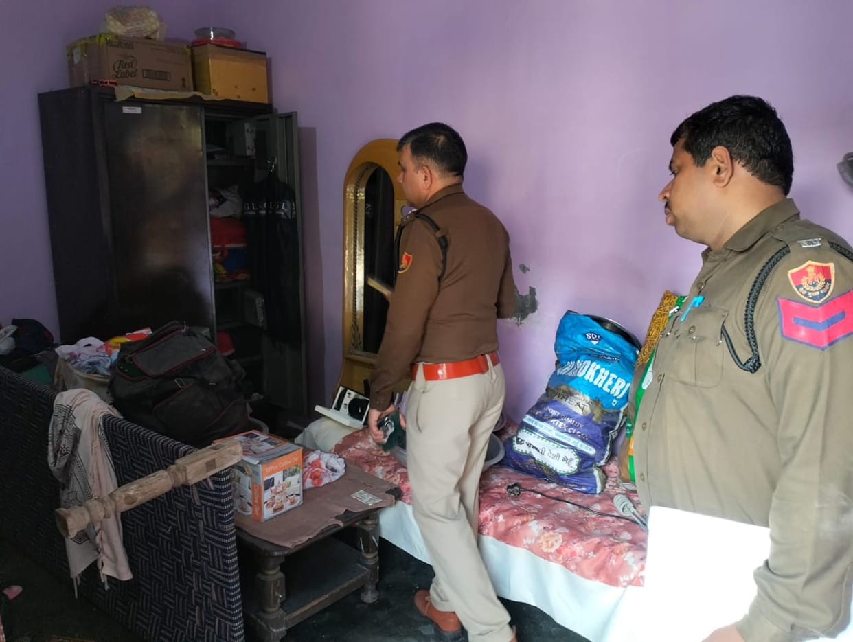 15 tola gold and cash worth 1.5 lakh stolen from a locked house