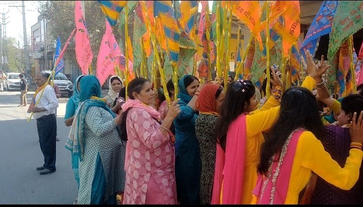 Dancing and singing, the women left for Khatu Dham.