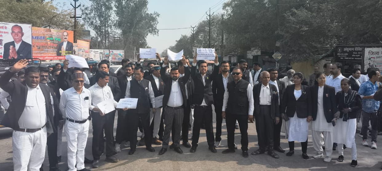 Traffic in-charge accused of indecency, lawyers blocked the road
