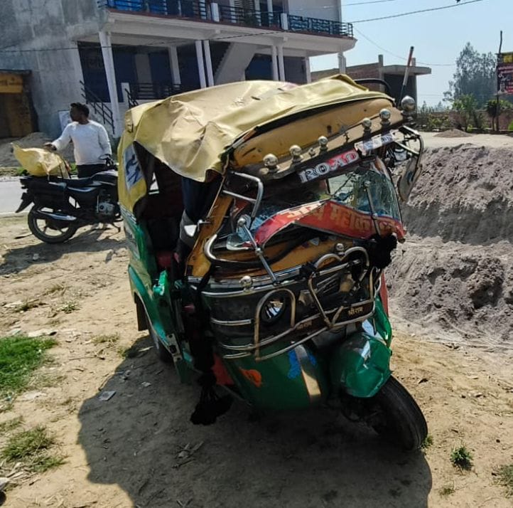 फोटो-12- क्षतिग्रस्त खड़ा आटो।  संवाद