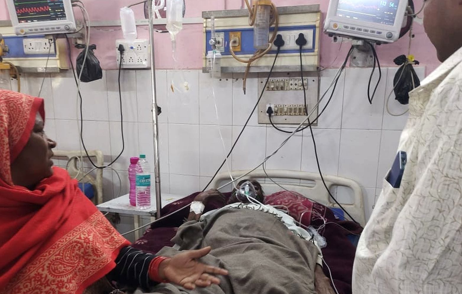 फोटो- 19- इमरजेंसी के रेड जोन में पाइप लाइन के प्वाइंट से मरीजों को दी जा रही ऑक्सीजन। संवाद