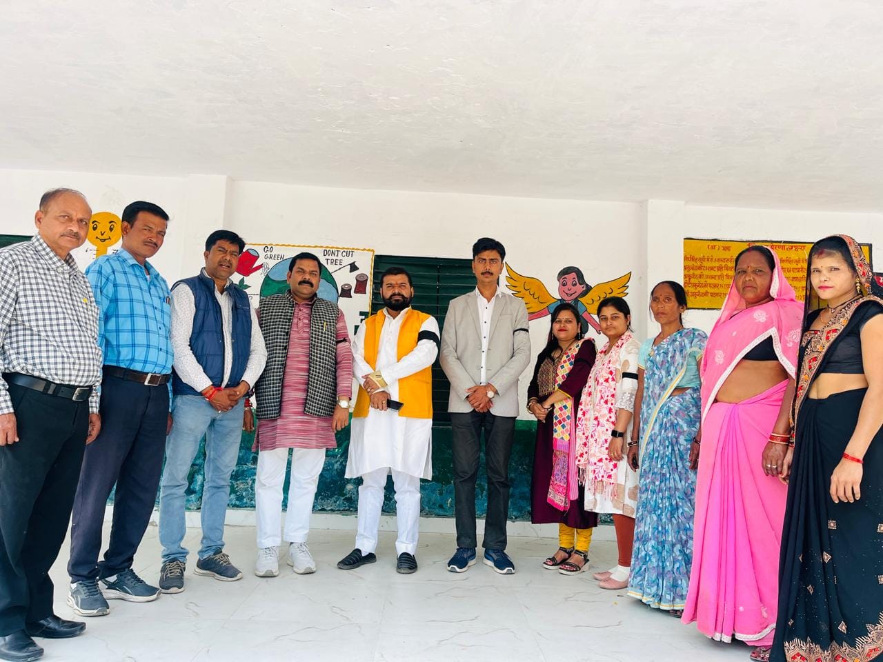 फोटो 21: टीईटी की अनिवार्यता के विरोध में काली पट्टी बांधकर विरोध जताते उत्तर प्रदेशीय प्राथमिक