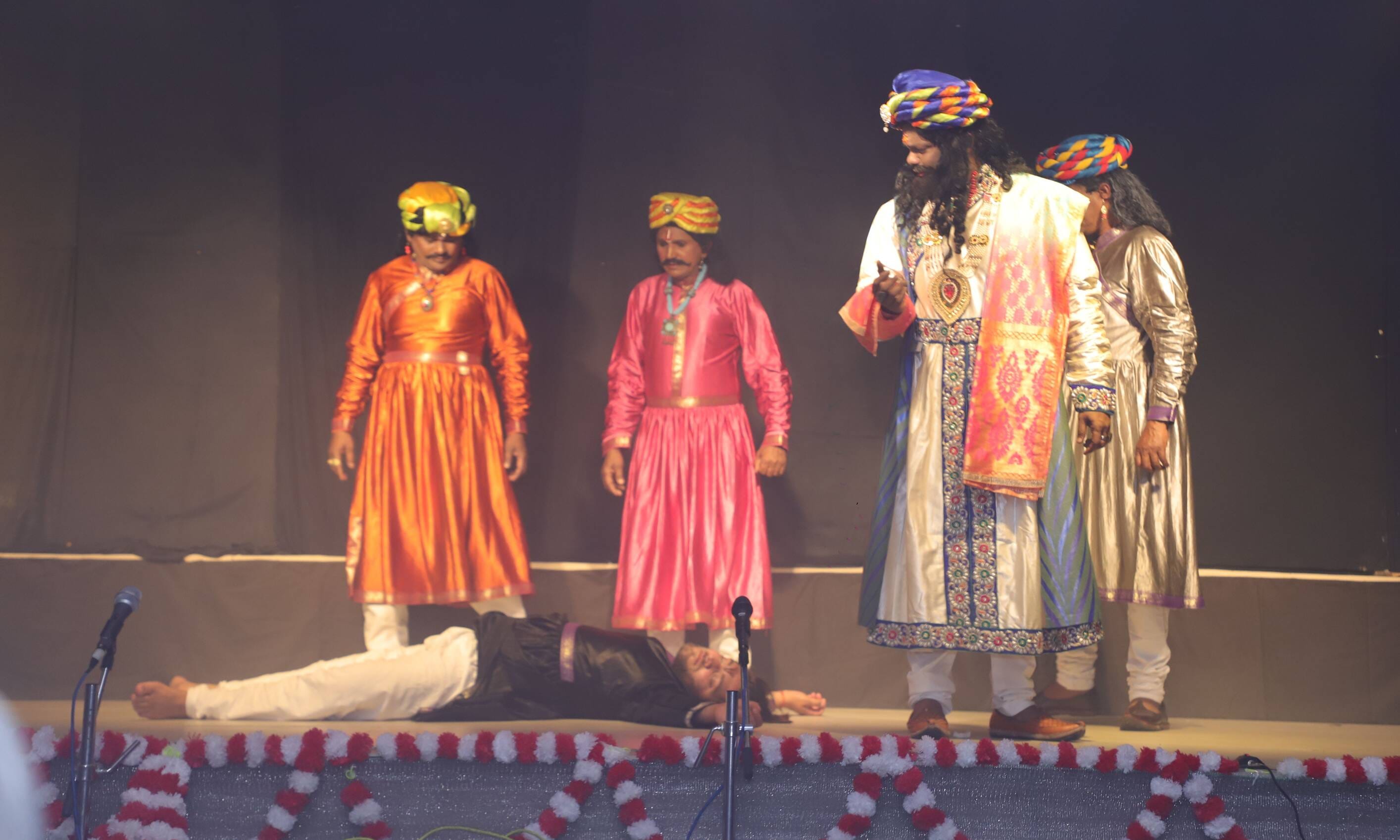 फोटो संख्या:60- विरासत कला उत्सव में ध्रुपद गायन की प्रस्तति देते कलाकार निशांत व प्रशांत मल्लि