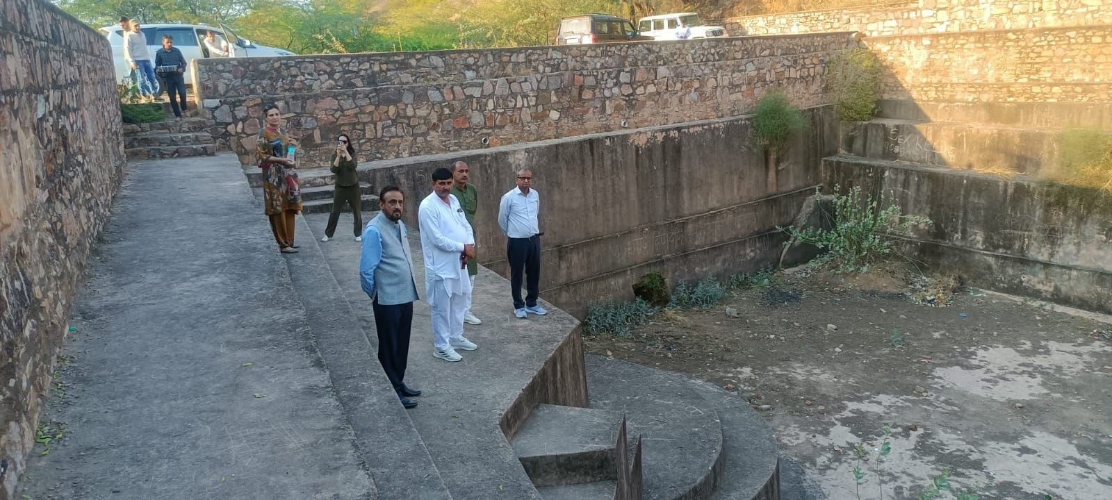 फोटो संख्या:81- माधोगढ़ किले में रानी तालाब का निरीक्षण करते उपायुक्त कैप्टन मनोज कुमार---स्रोत