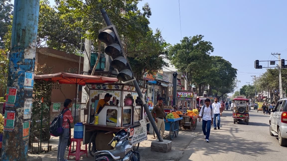 Traffic signals at intersections have become showpieces, leaving commuters unhappy with the traffic jams.
