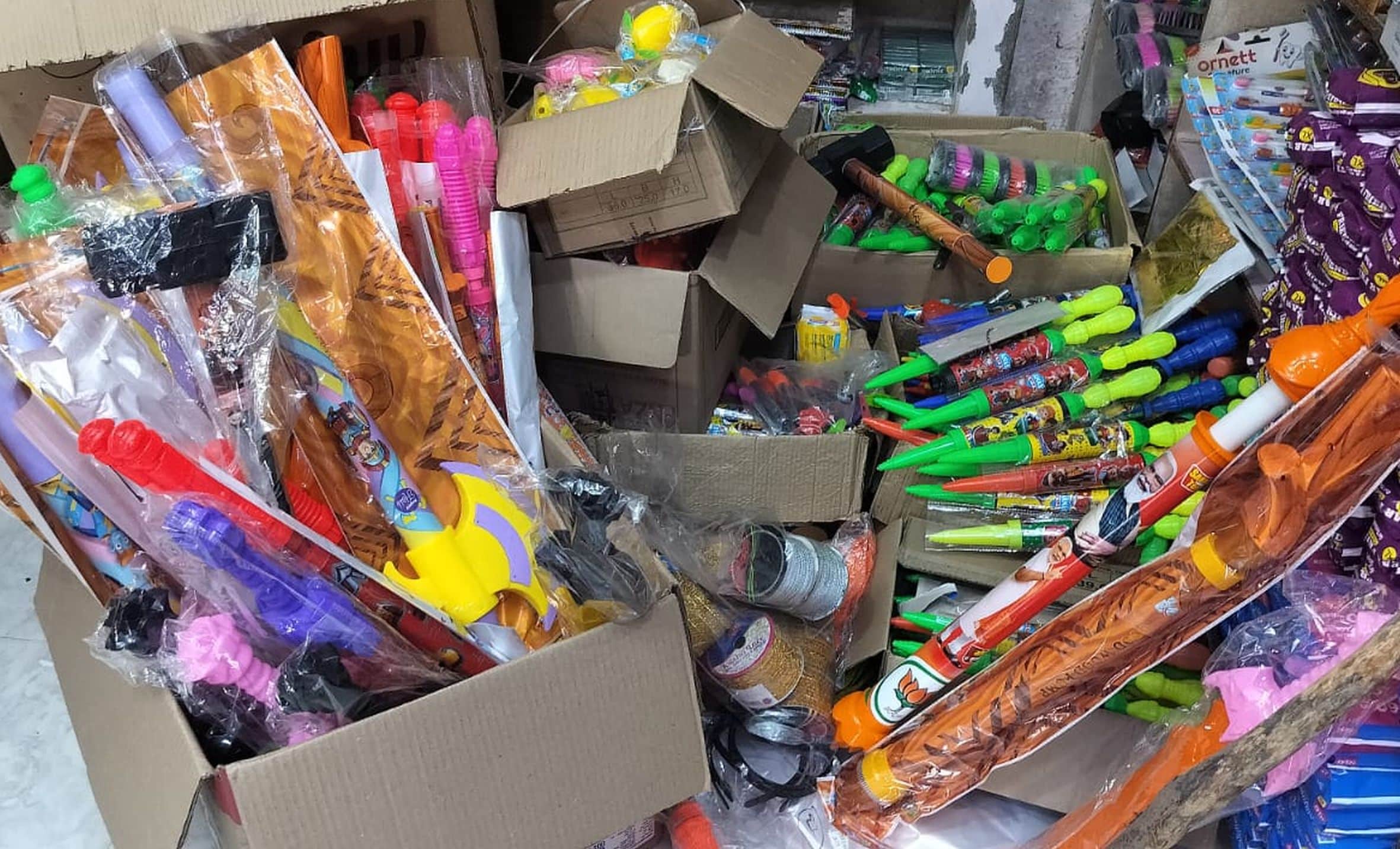 गौरीगंज में होली पर बाजार में आई विभिन्न पिचकारियां।-संवाद