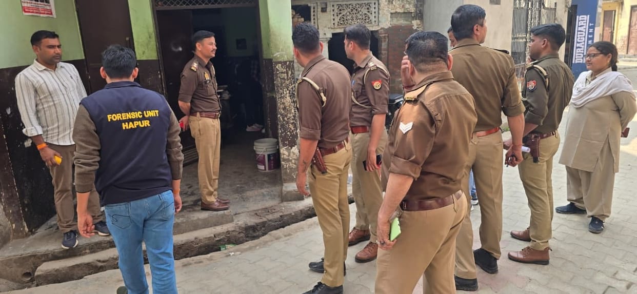 Fighting and firing between two parties, teenager sitting outside the shop injured by bullet.