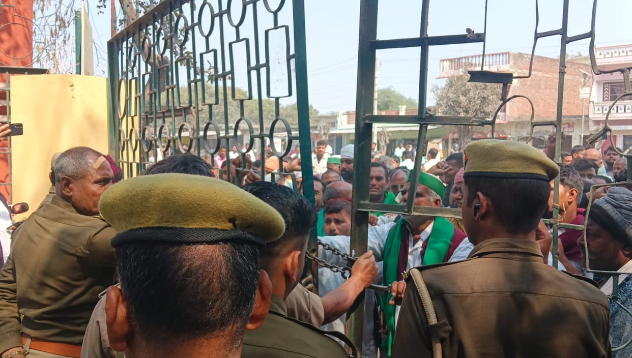 Farmers created ruckus at the sugar mill for the second day, raised slogans for two hours and GM was removed.