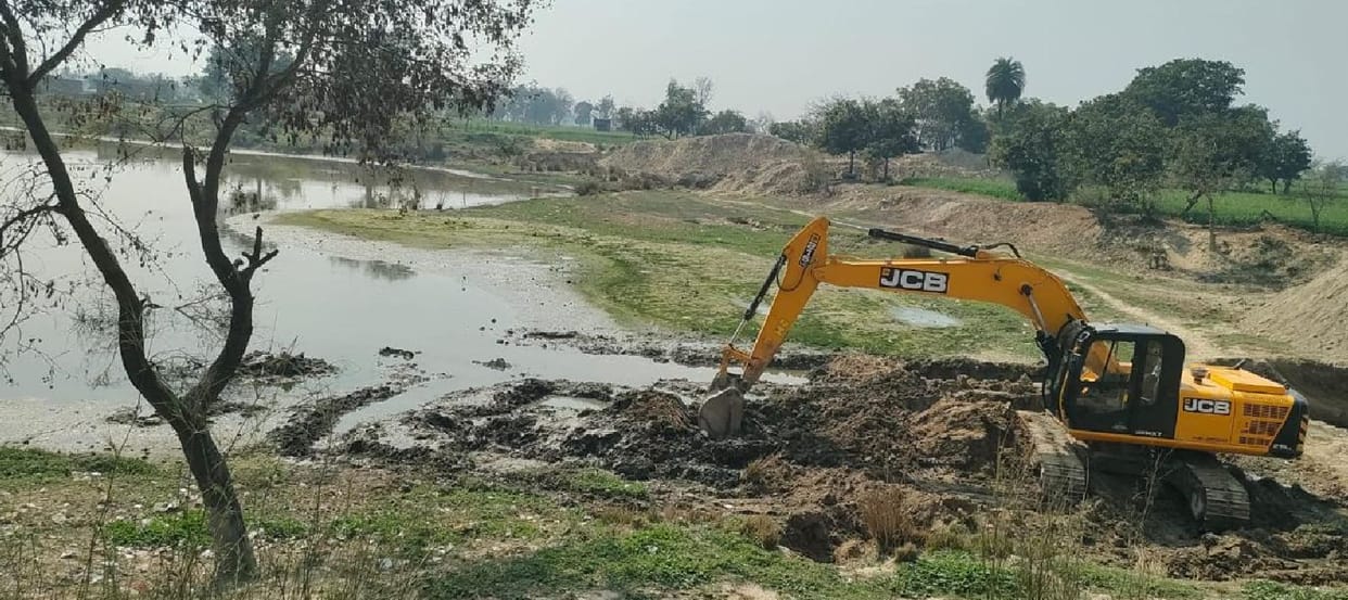 A young man slipped and fell into a 20-foot-deep pond, and a mound of mud fell on him, resulting in his death.