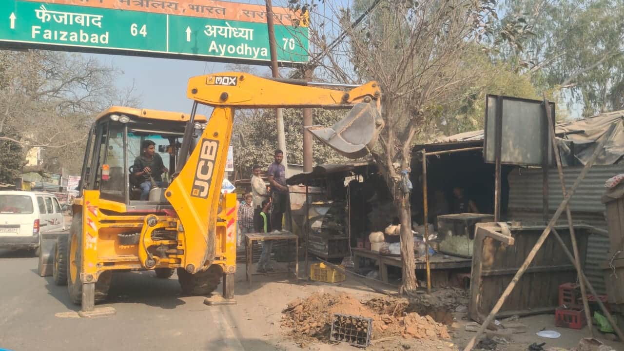  जगदीशपुर कस्बे में जेसीबी से हटाया गया अतिक्रमण। संवाद