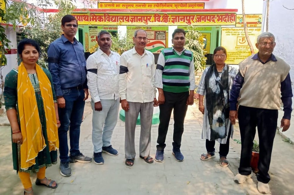 Teachers protested the eligibility exam by tying black armbands