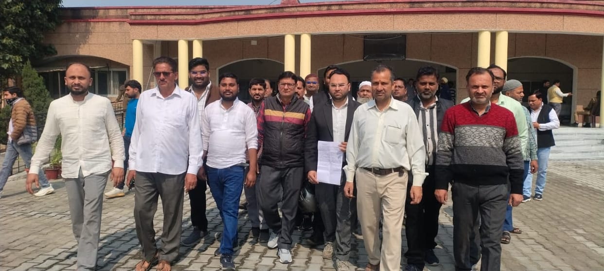Traders protested against the proposal to widen the road in the city.