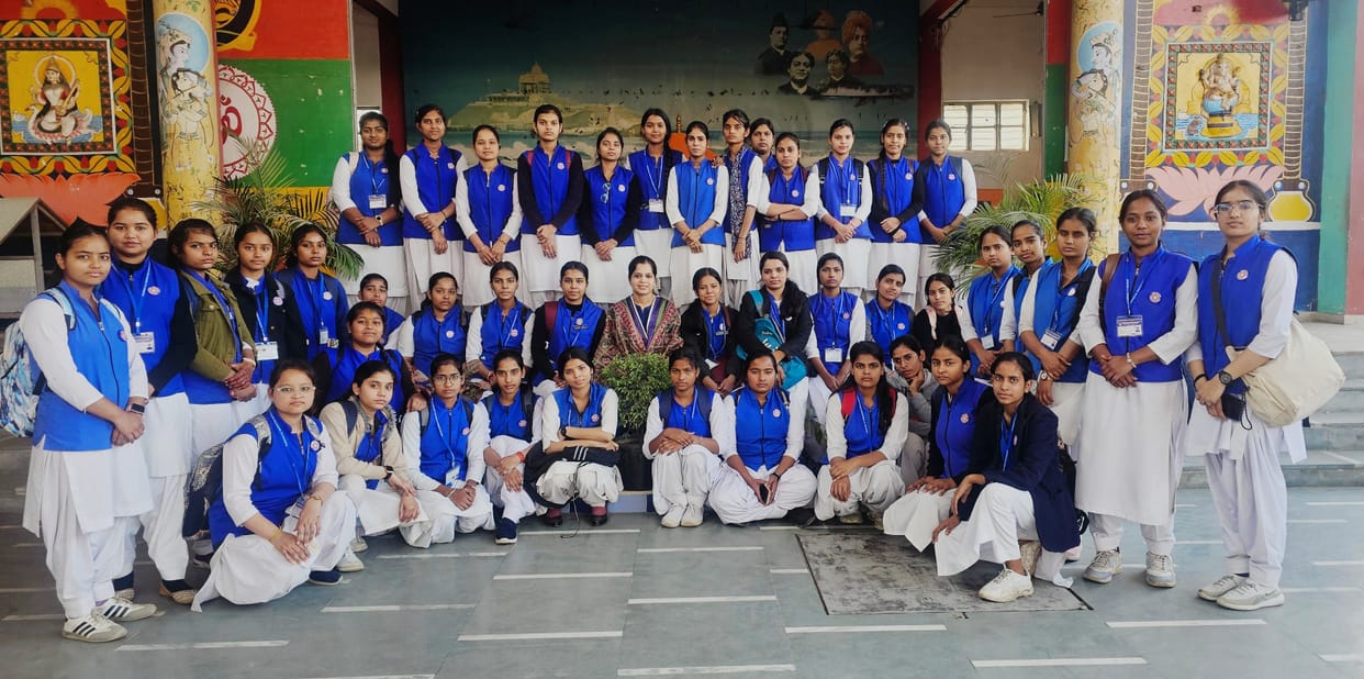 40 girl students took the oath of road safety.