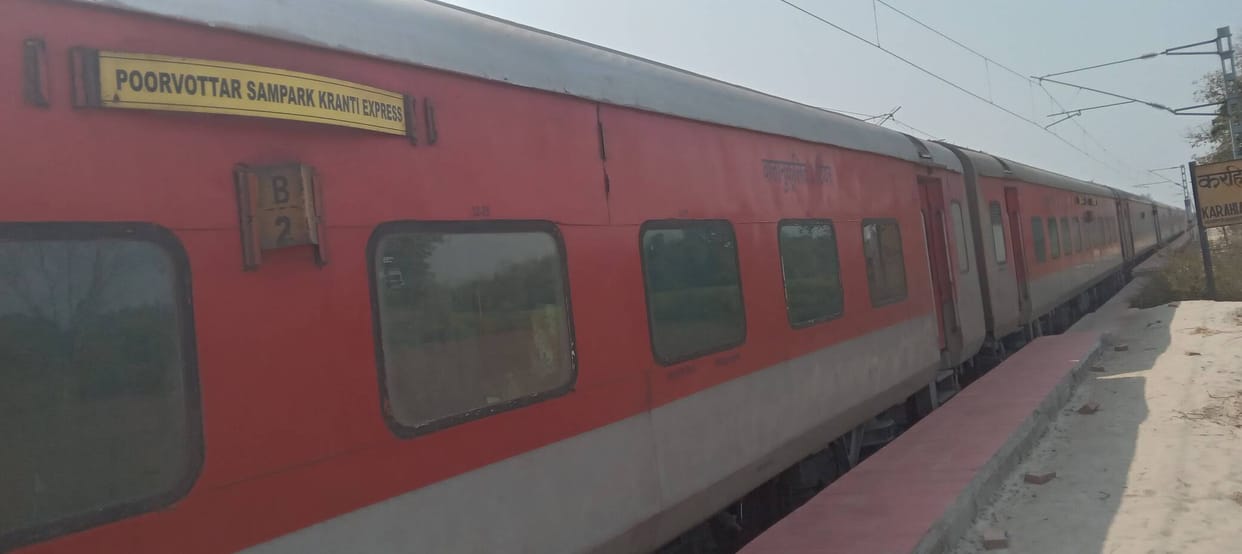 North-East Sampark Kranti Express halted for five minutes due to chain pulling