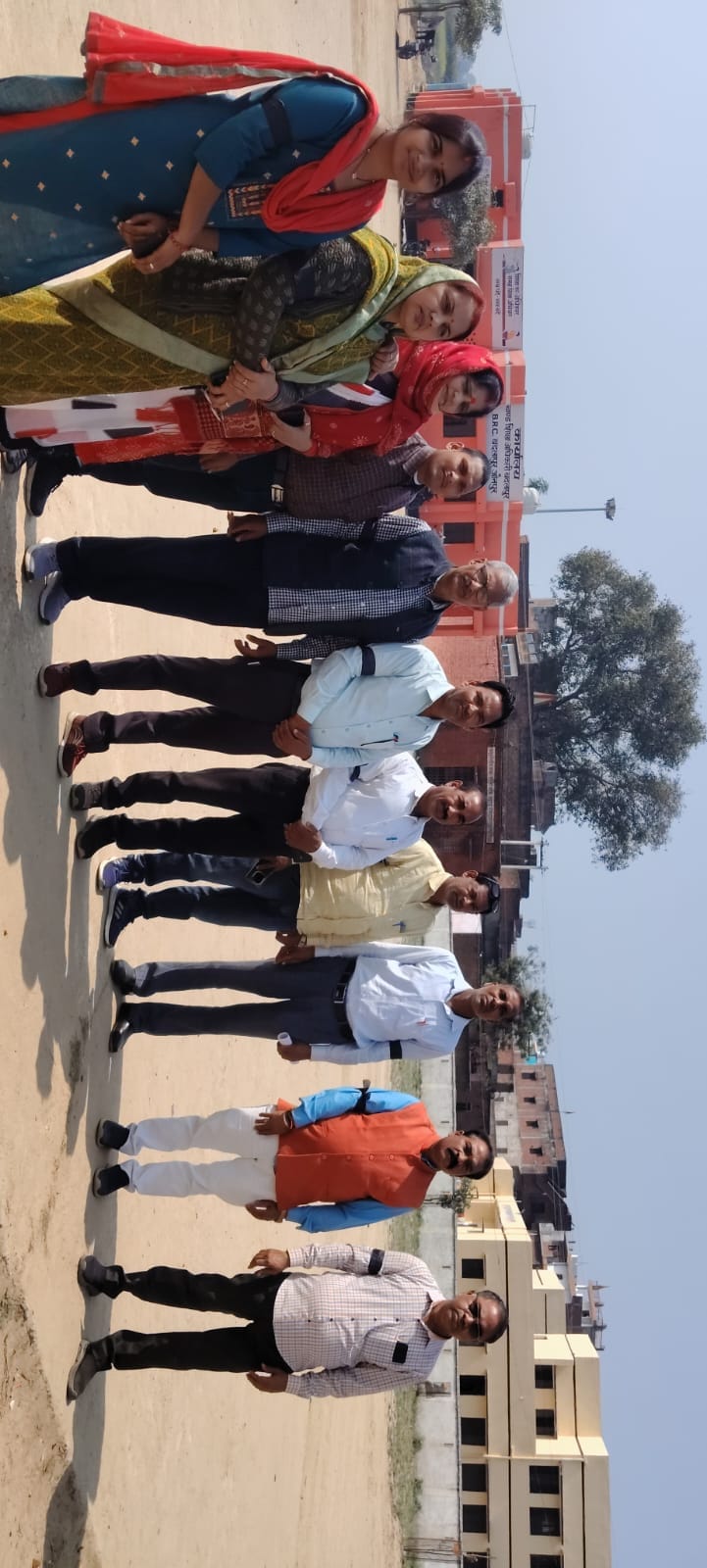 Teachers protested against the TET requirement by wearing black bands.