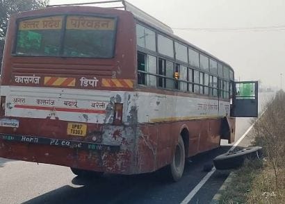 कासगंज रोड पर अनुबंधित रोडवेज बस का निकला पहिया। स्रोत वीडियोग्रैब