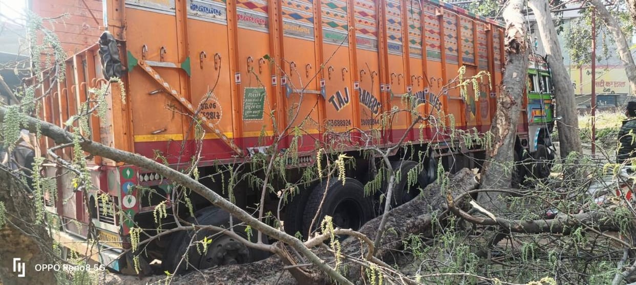An uncontrolled truck smashed a tree on the roadside and reached a house, a mishap was averted.