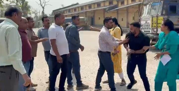 राशन दुकान संचालकों का हंगामा