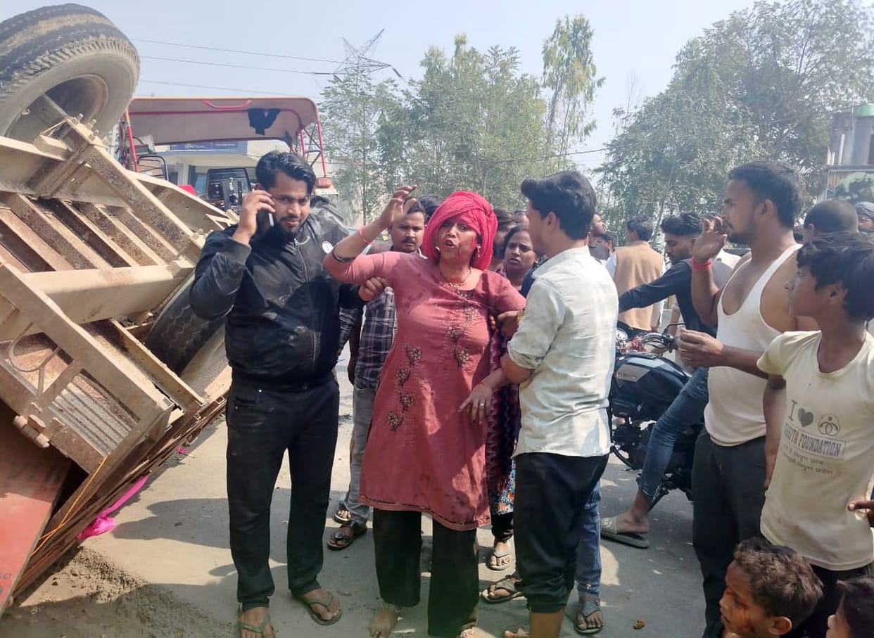 Tractor-trolley overturns on fruit cart, woman and two children seriously injured