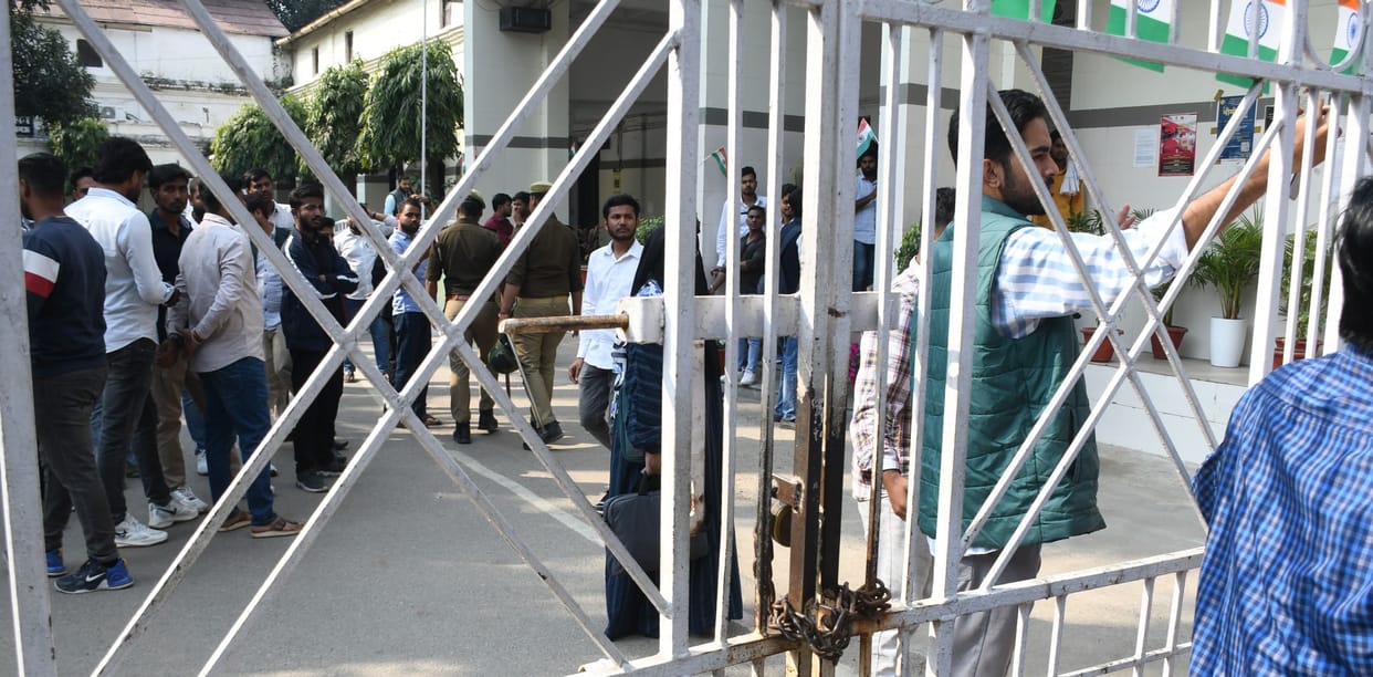 Lucknow University: The lock of the Baradari became the key to the conflict