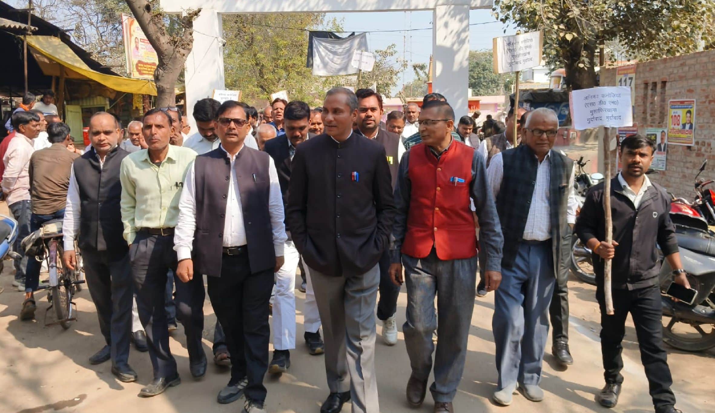 मुसाफिरखाना तहसील में प्रदर्शन करते अधिवक्ता। स्रोत संगठन