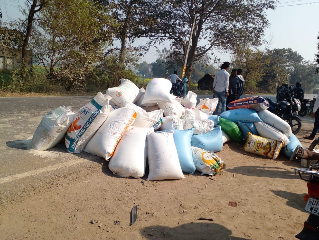 A pickup loaded with rice overturned on the road, disrupting traffic for an hour.