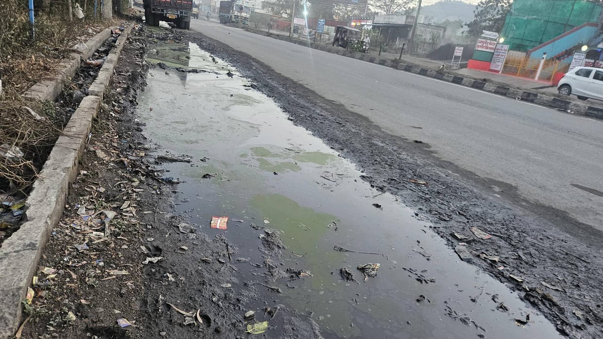 Leakage in the pipeline on Audimod-Shaktinagar four lane for one year