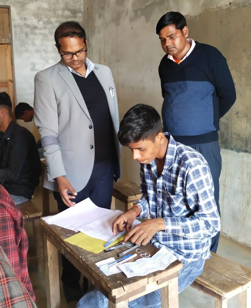 परीक्षा केंद्र पर निरीक्षण करते जिला विद्यालय निरीक्षक डॉ. इंद्रजीत सिंह। स्रोत जिला विद्यालय न